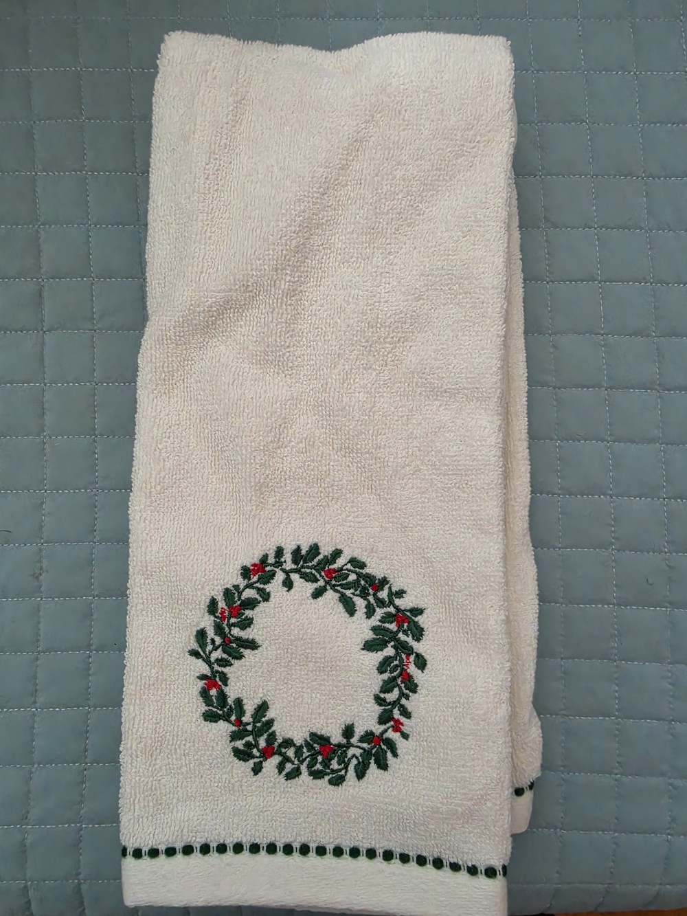 2 Pack Threshold Cream Hand Towel with Green and Red Holiday Wreath